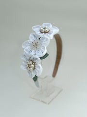 Headband with white flowers Gabificent